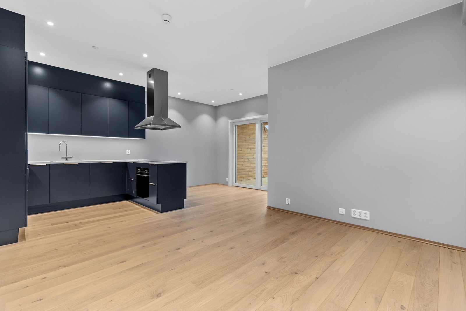 Kjøkken og spiseplass sett fra stuen Galleribilde