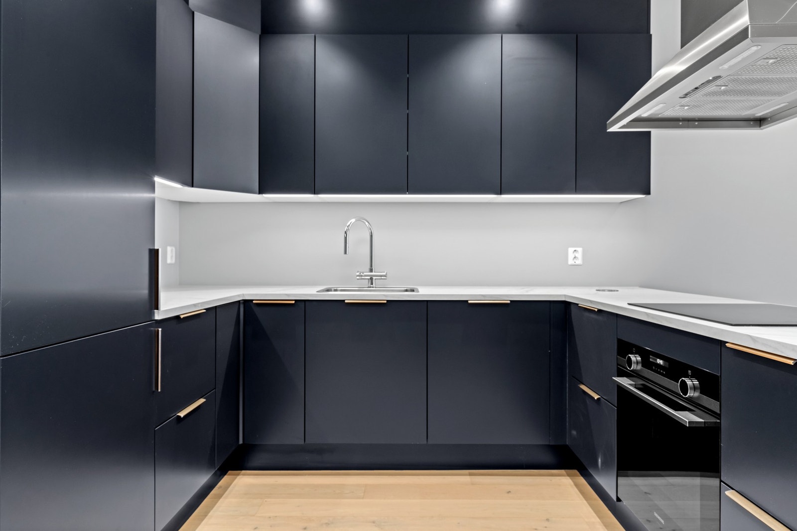 Kjøkkeninnredning i mørk utførelse Galleribilde