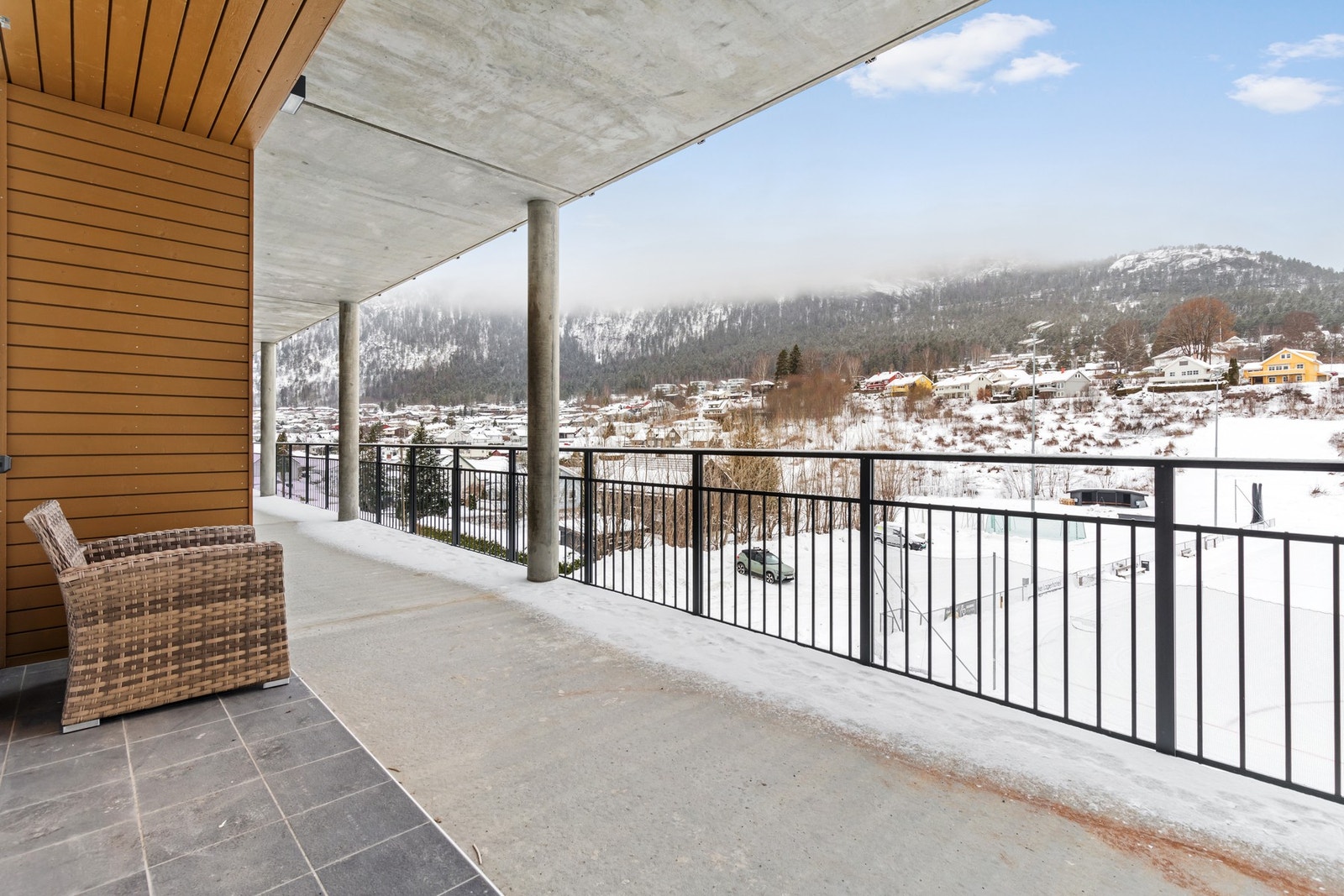 Dyp svalgang med god plass forbi leilighetene Galleribilde