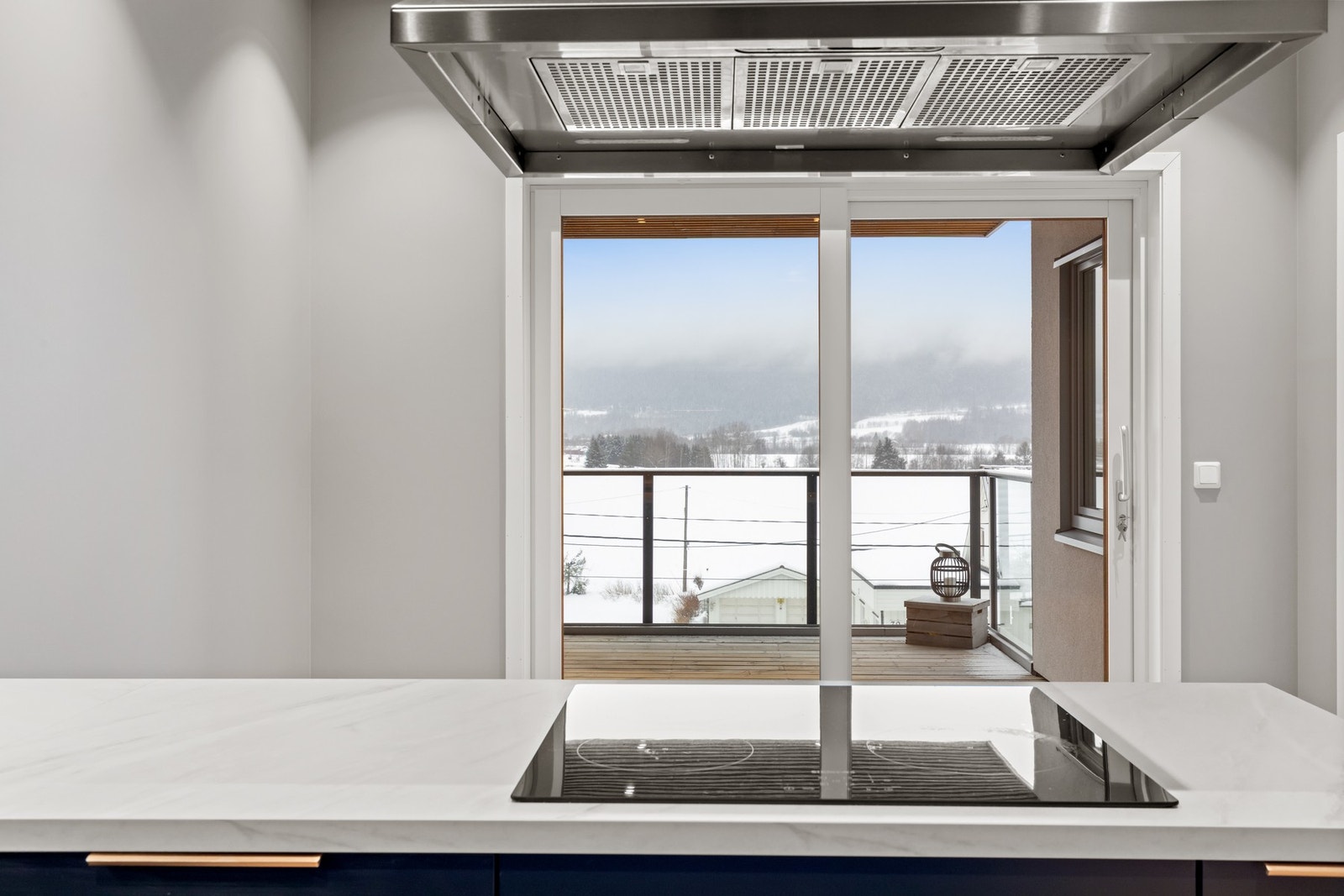 Fra kjøkkenet har man utsikt ut på balkongen og videre over nærområdene Galleribilde