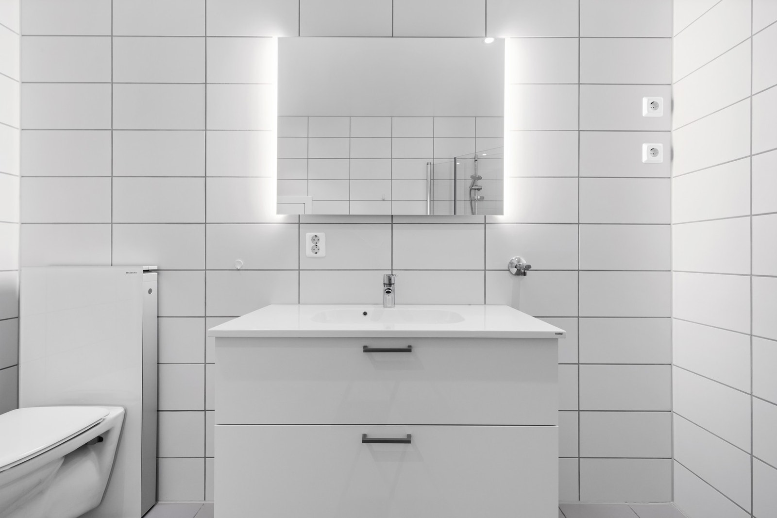 Pent, flislagt bad Galleribilde