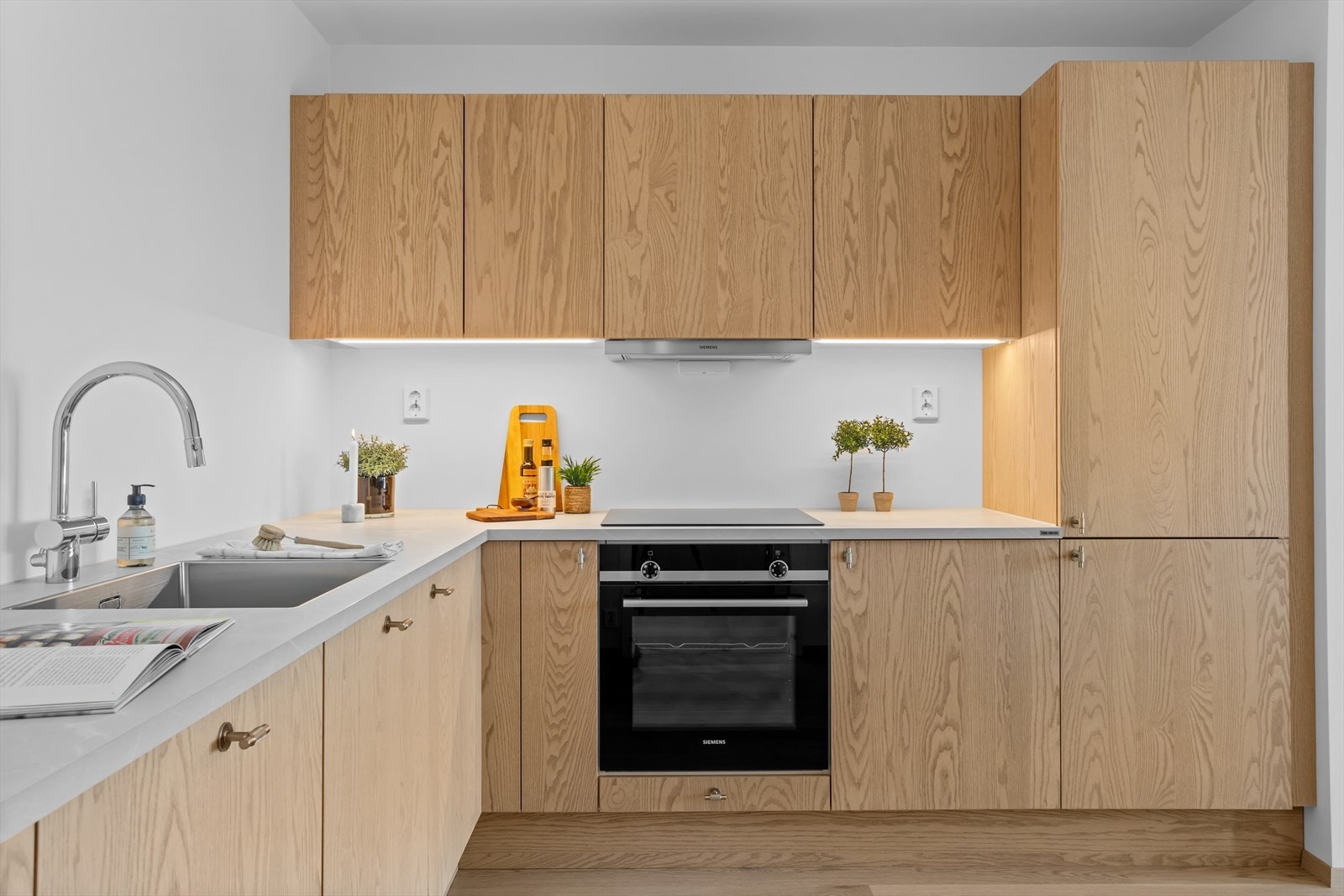 Pent kjøkken fra Svane med integrerte hvitevarer. Galleribilde