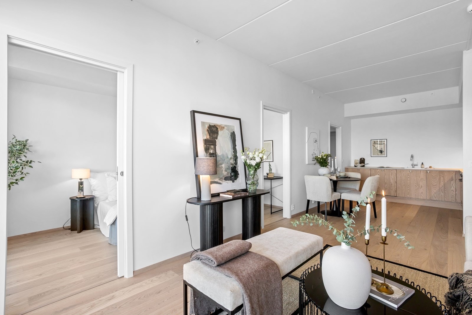 Stue med åpen kjøkkenløsning og spiseplass. Galleribilde