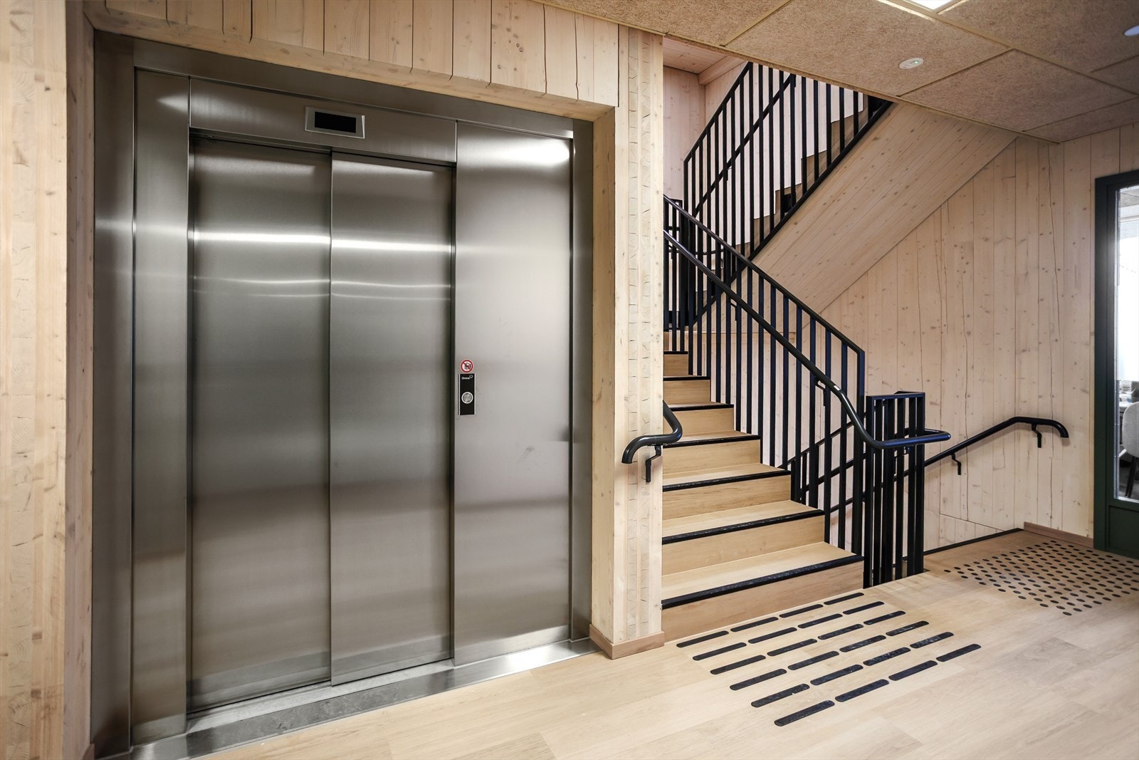 Fra byggets trinnfrie hovedinngangsdør på bakkeplanet ledes man til innvendig felles trappegang hvor heis/trapp leder opp til leilighetsplanet. Galleribilde