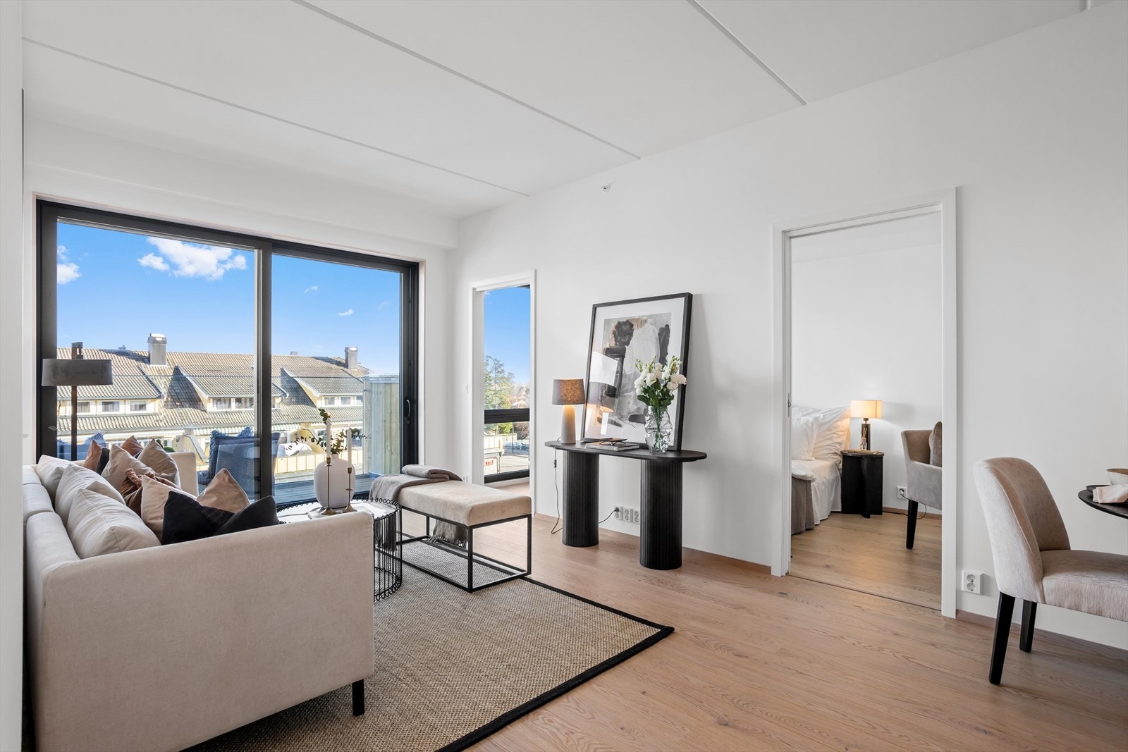 Lys og smakfull stue med utgang til balkong. Galleribilde