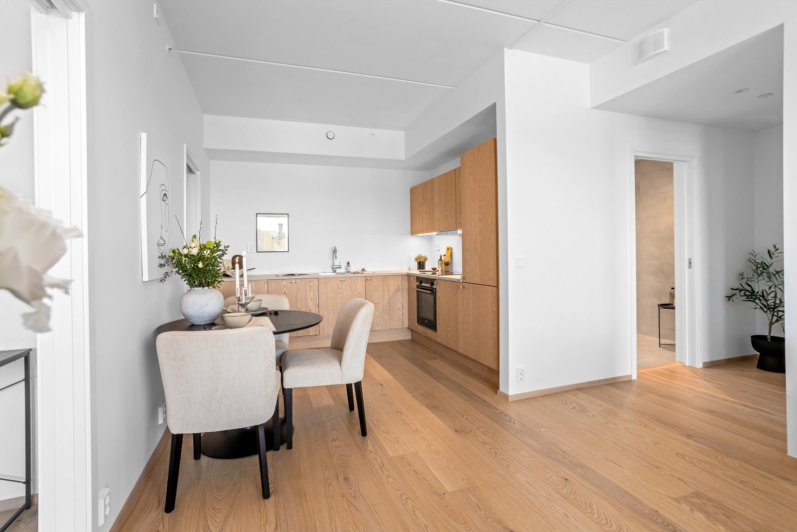 Kjøkken fra Svane med integrerte hvitevarer samt spiseplass. Galleribilde