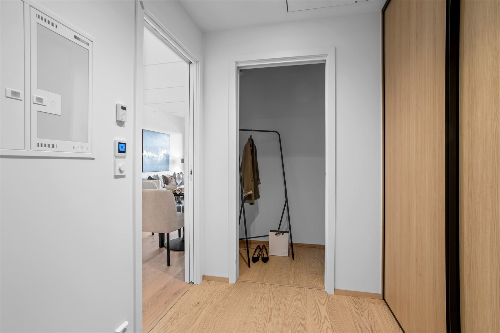 Gang med skyvedørsgarderobe og bod/garderobe. Galleribilde