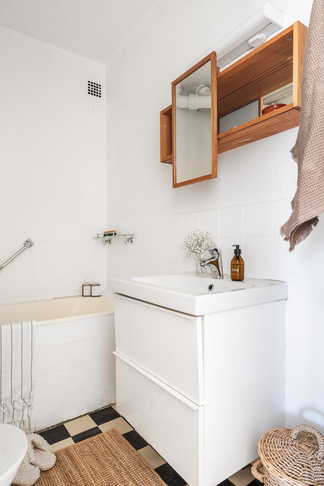 Badet er utstyrt med frittstående toalett, innredning med servant med 1-greps blandebatteri og flislagt badekar med blandebatteri. Galleribilde