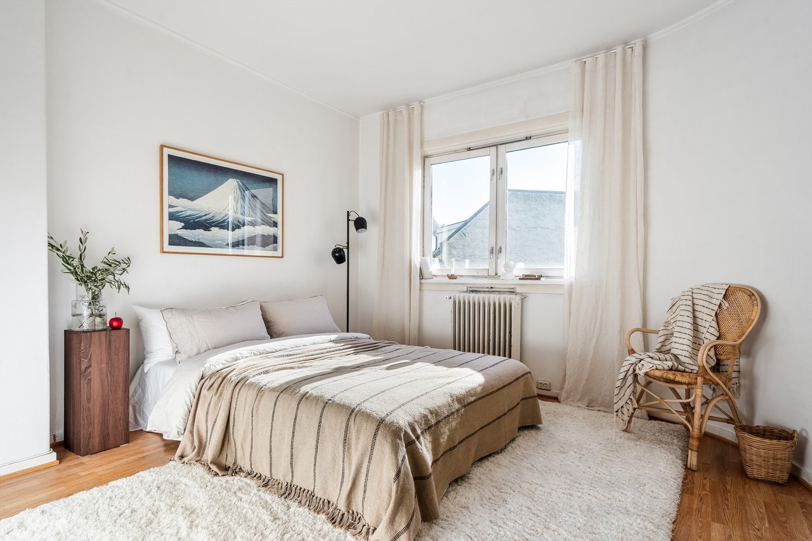 Soverommet er av god størrelse med god plass til dobbeltseng og og eventuelt ønsket møblement for oppbevaring. Galleribilde