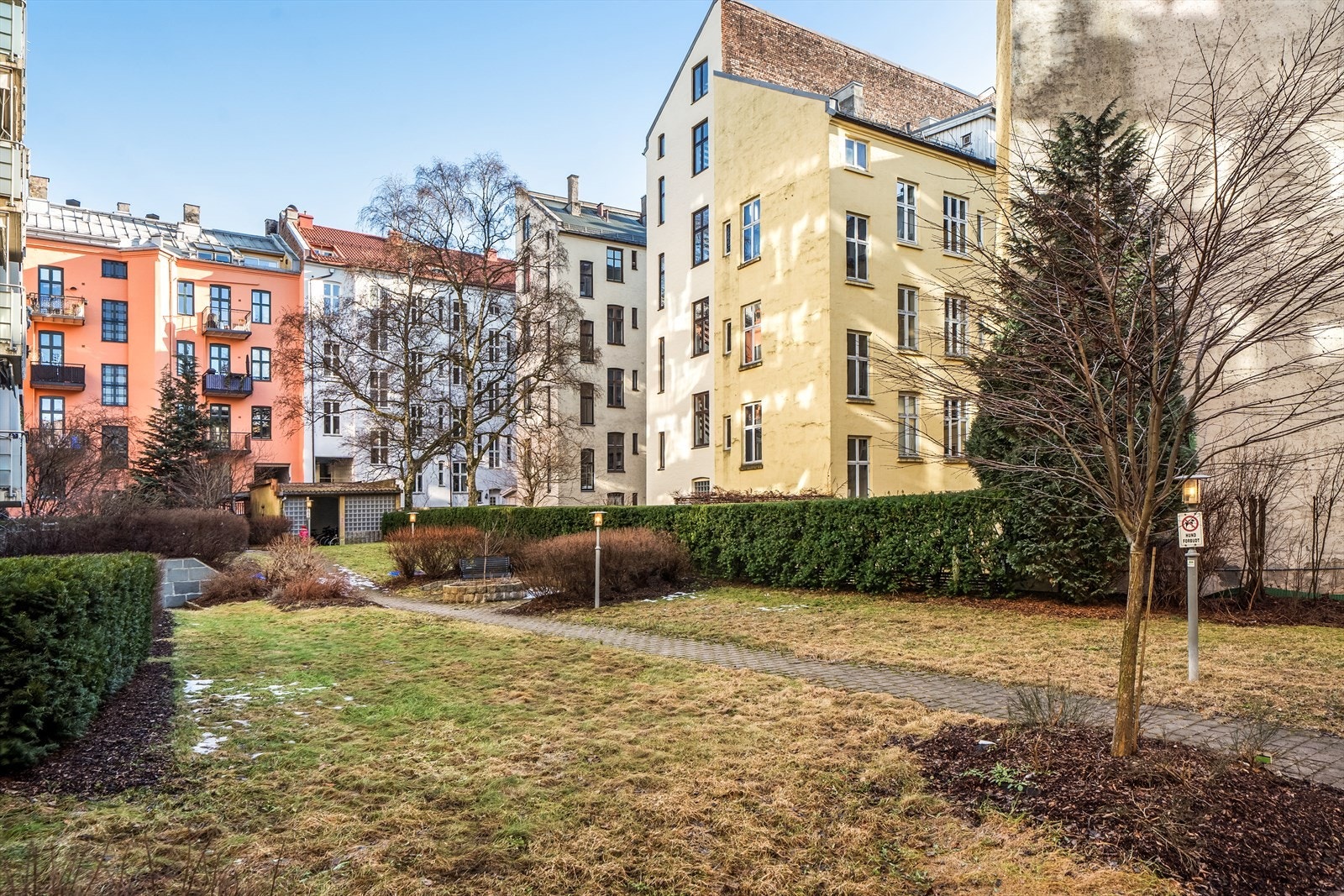Hyggelig bakgård med felles sittegruppe. Galleribilde