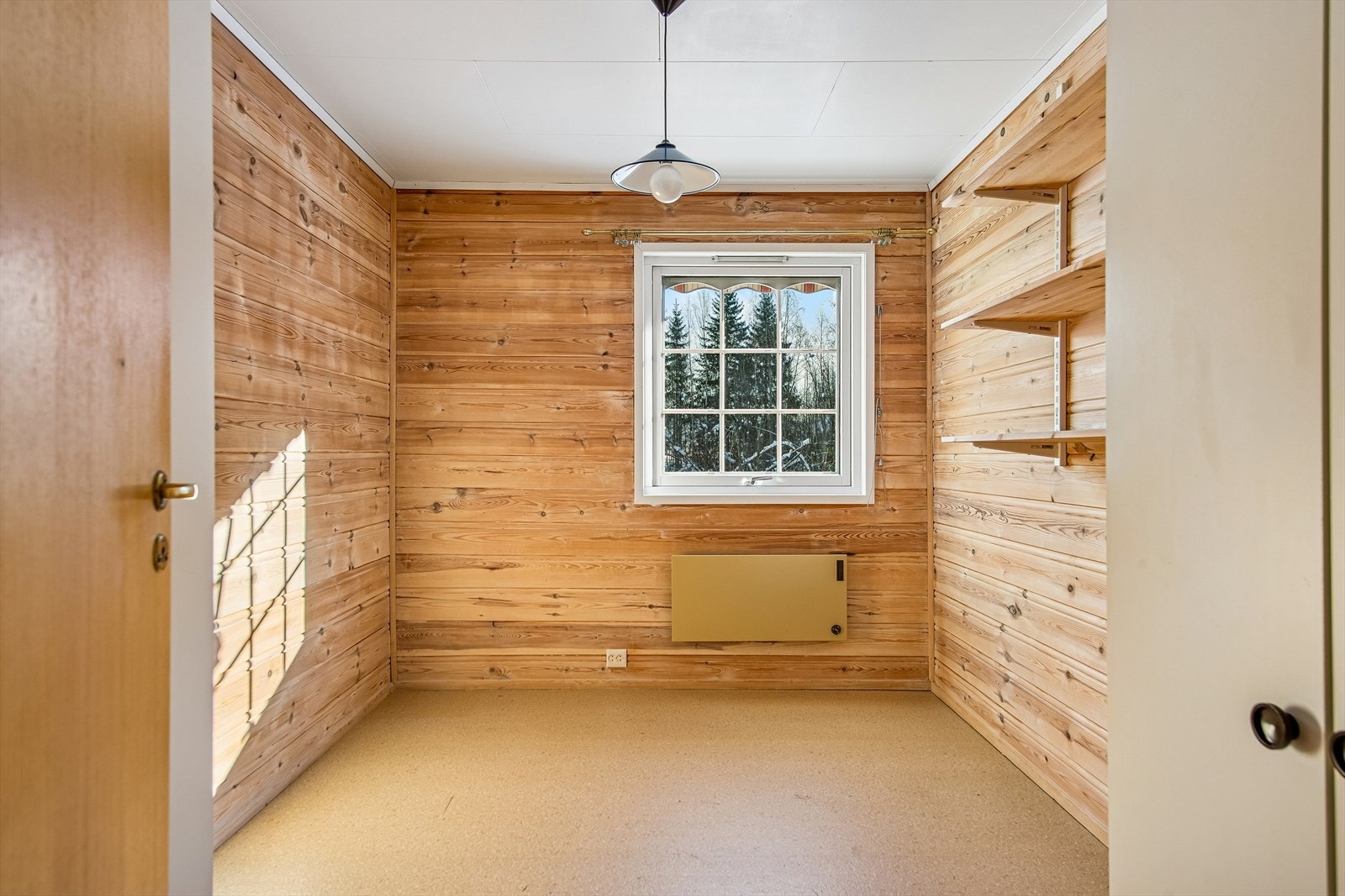 Soverommene har varierende overflater, inkludert panelvegger. Galleribilde