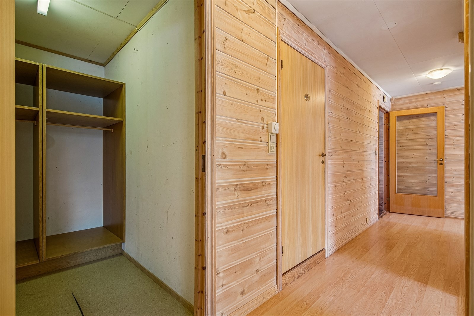 Boligen har flere innvendige boder for god lagringsplass. Galleribilde