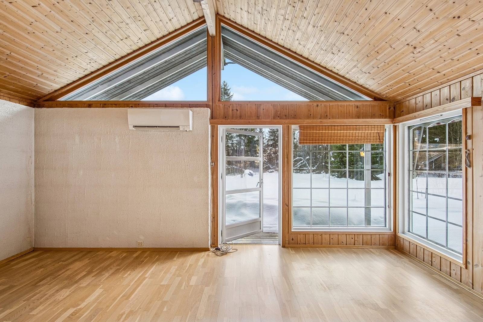 Fra stuen er det direkte utgang til en østvendt terrasseplatting i tre. Galleribilde