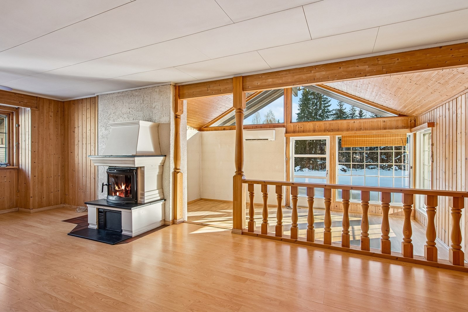 Skråhimlingen og de store vindusflatene gir rommet en luftig atmosfære. Galleribilde