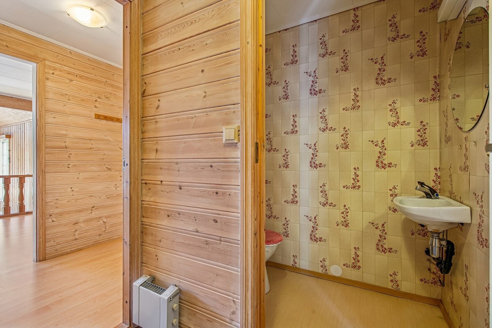 I tillegg er det et separat toalettrom med servant og gulvmontert toalett. Galleribilde