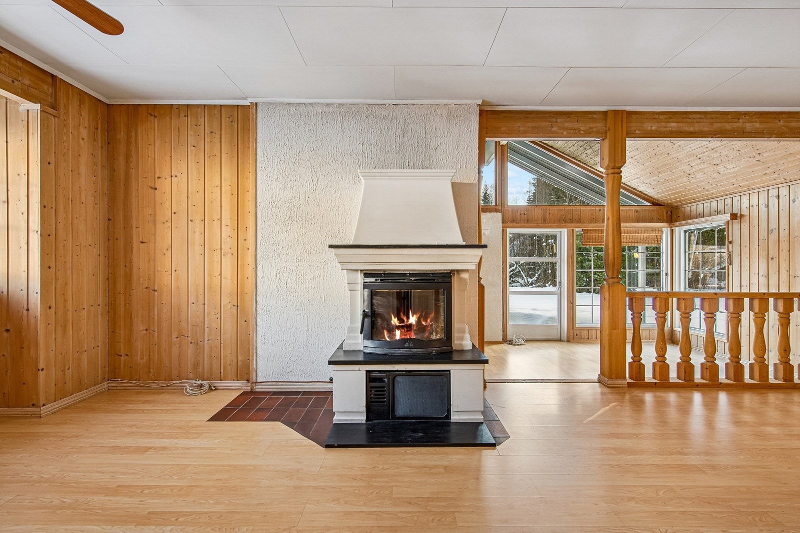 En peisovn gir ekstra varme, supplert av en luft-til-luft varmepumpe fra 2016. Galleribilde