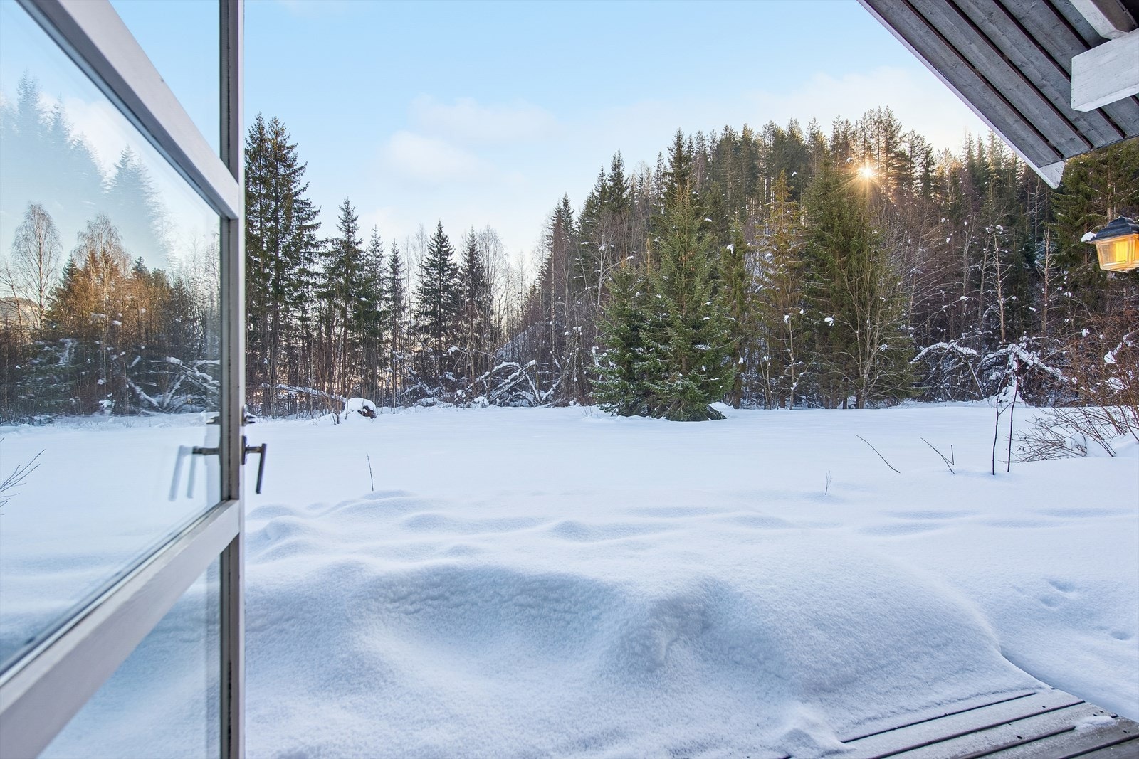 Fra terrassen har man utsyn mot nærområdets skogkledde landskap. Galleribilde