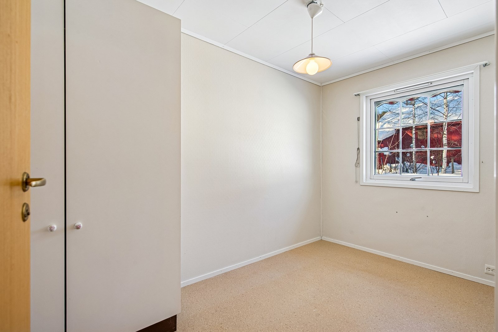 Boligen inneholder tre soverom, alle plassert i samme del av huset. Galleribilde