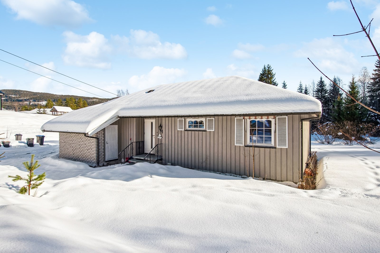 Ytterveggene består av isolert bindingsverk med en kombinasjon av trekledning og teglstein. Galleribilde