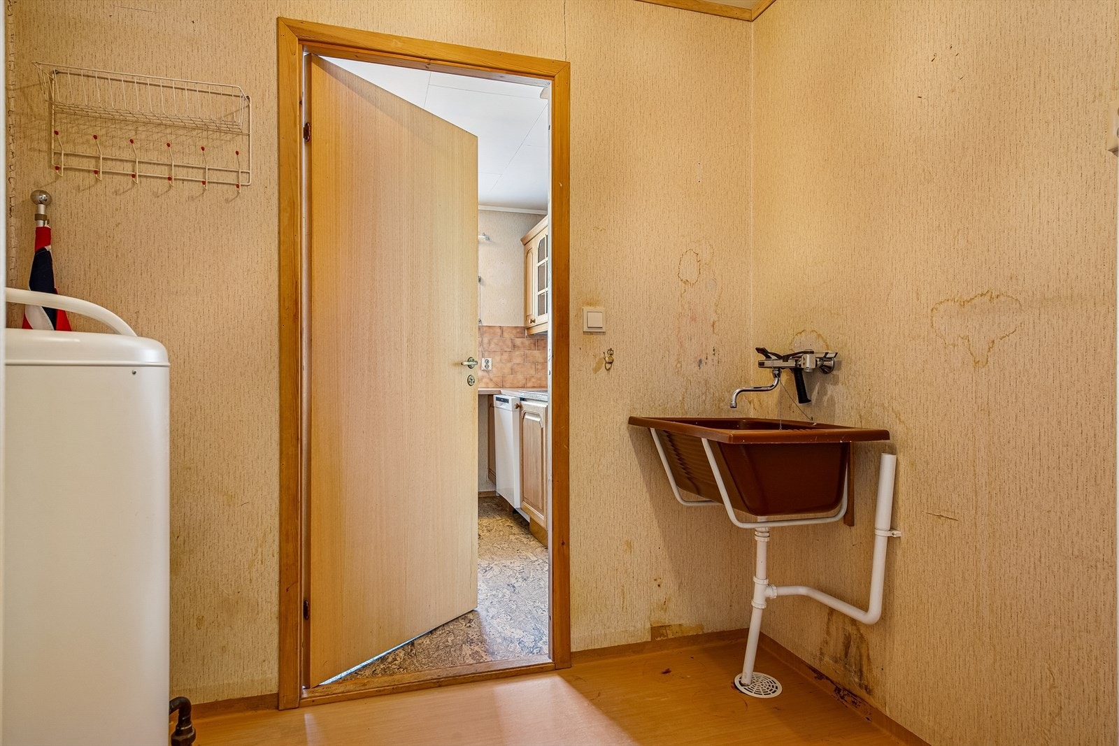 Praktisk vaskerom med utslagsvask og en varmtvannsbereder på ca. 200 liter fra 2004. Galleribilde