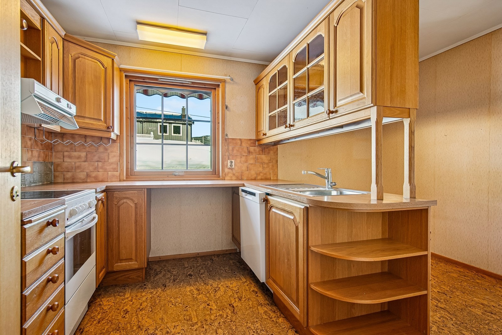 Rommet er tilrettelagt for frittstående hvitevarer, og kjøkkenventilator over komfyren. Galleribilde