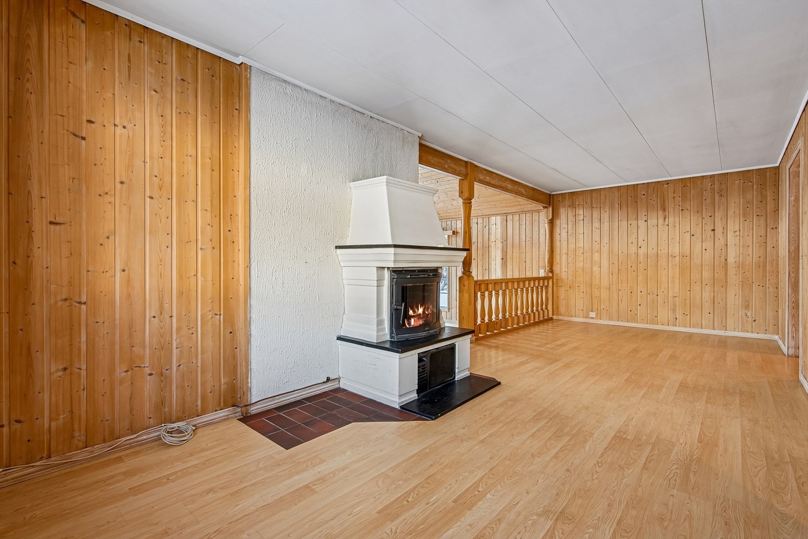 Stuen har god plass til flere sittegrupper og spisebord. Galleribilde