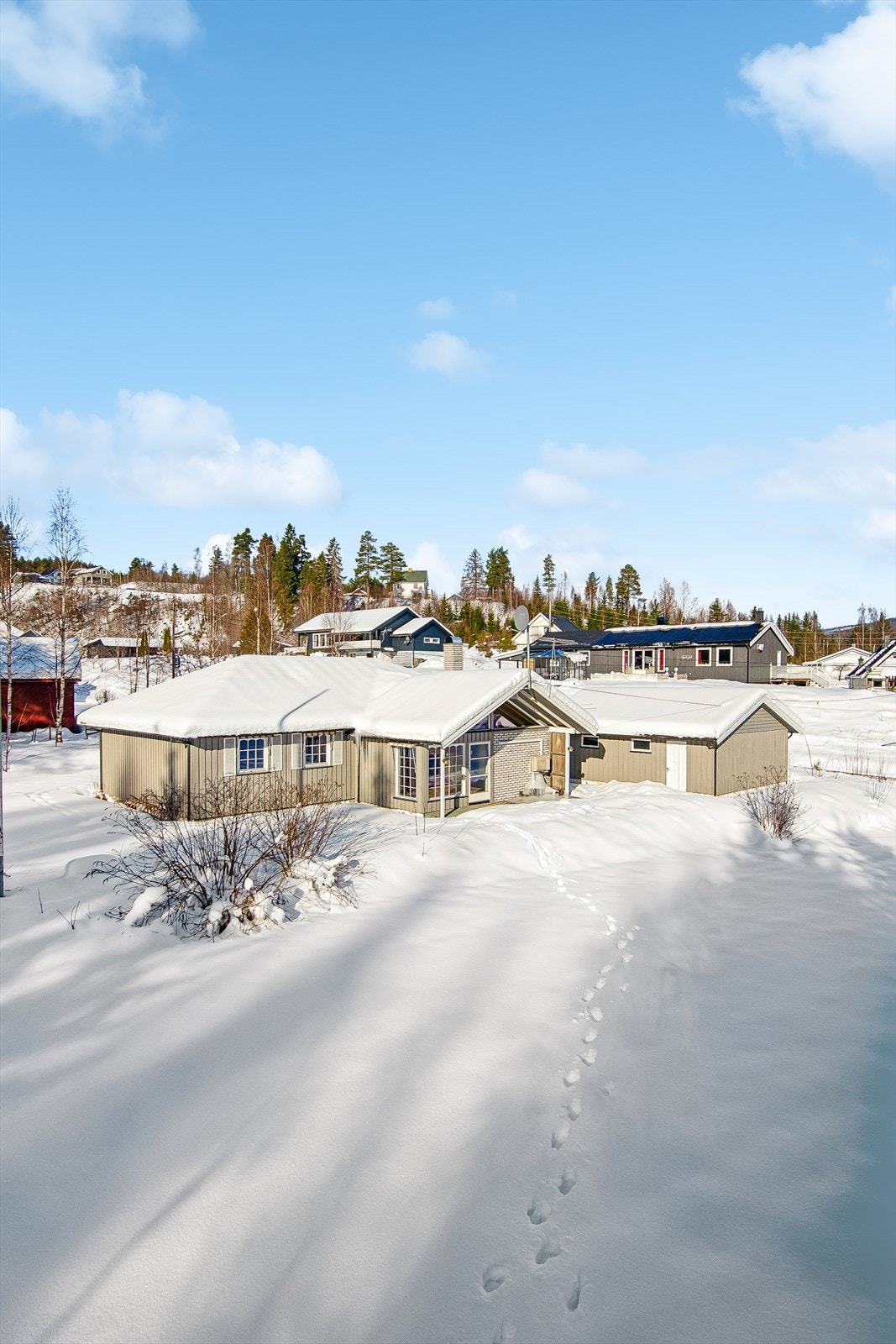 Boligen har en tradisjonell utforming med stående trekledning og valmtak. Galleribilde