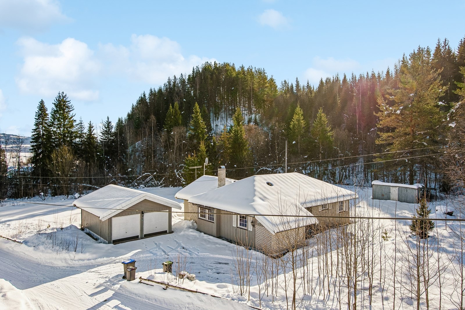 Enebolig fra 1985 på en flat tomt på 1287 m², med frittliggende dobbelgarasje. Galleribilde