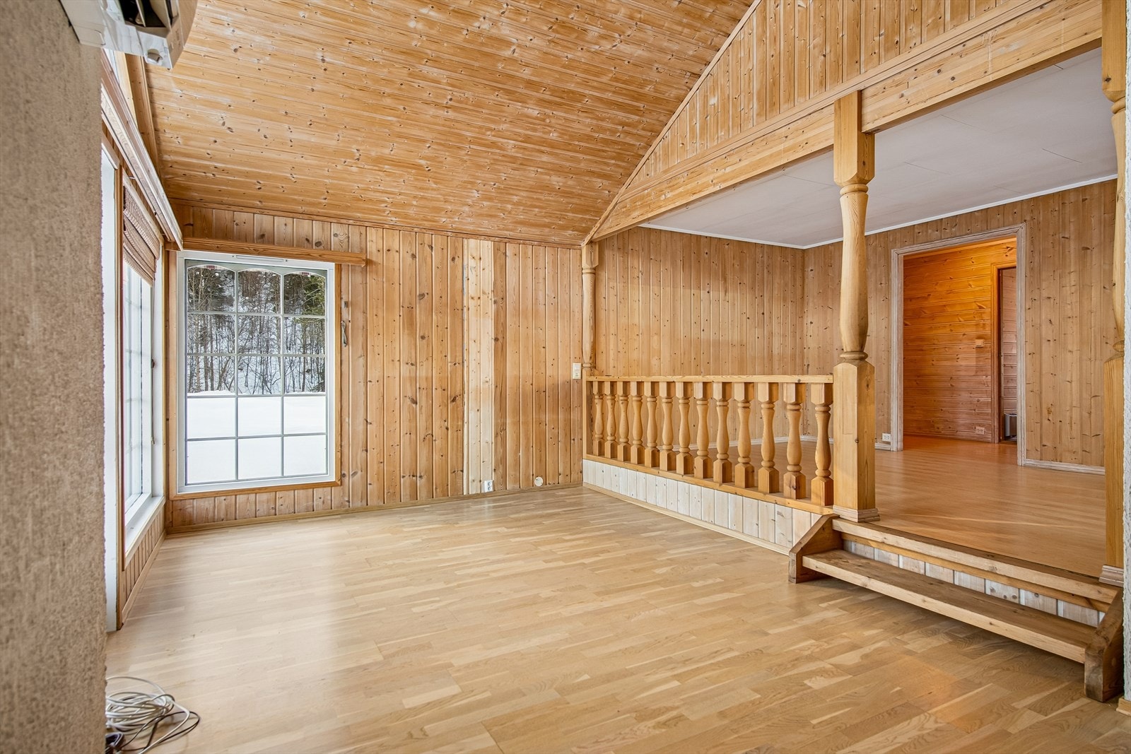 Den hevede delen av stuen gir en naturlig soneinndeling i rommet. Galleribilde