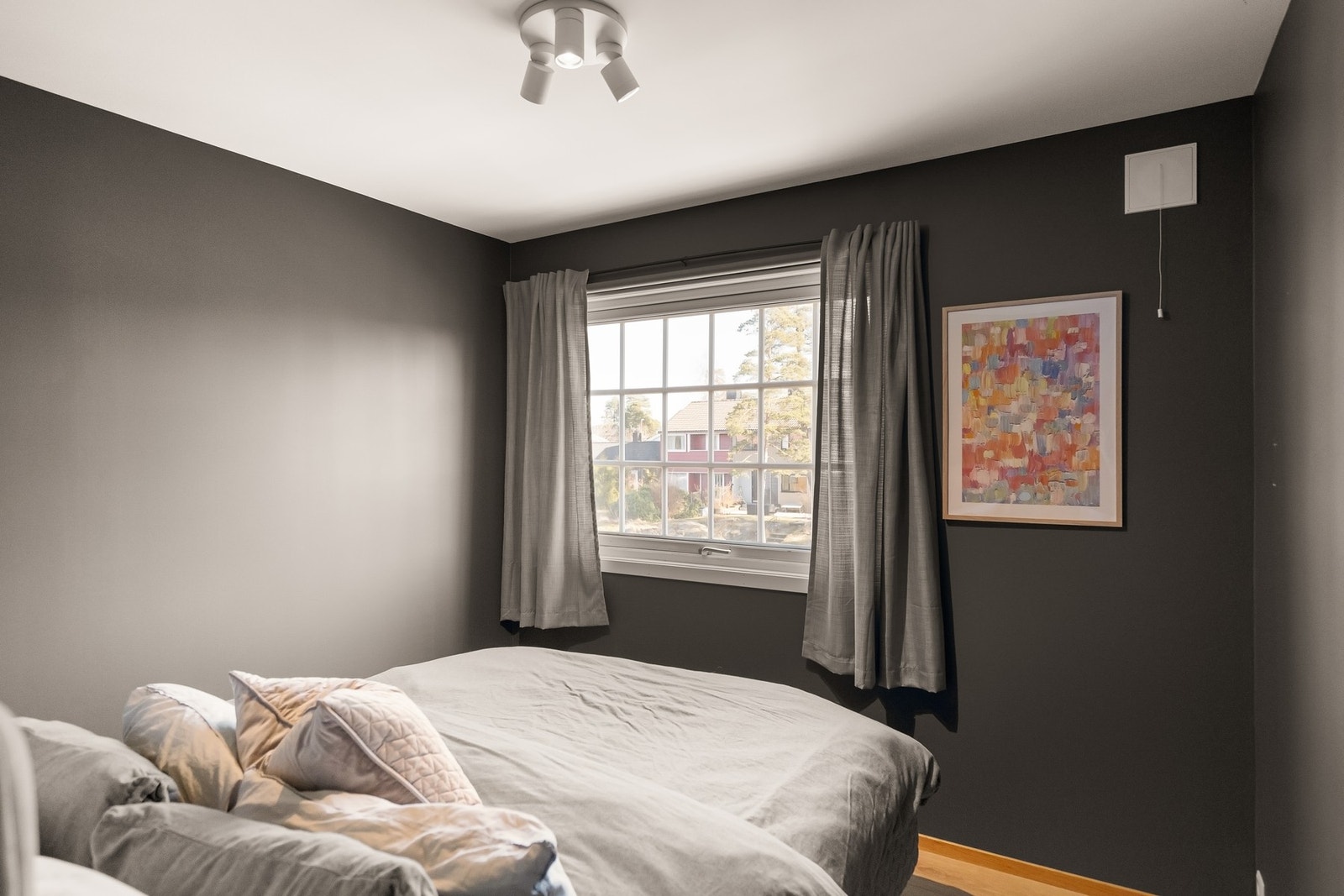 Det er tre koselige soverom i 2. etasje. Galleribilde