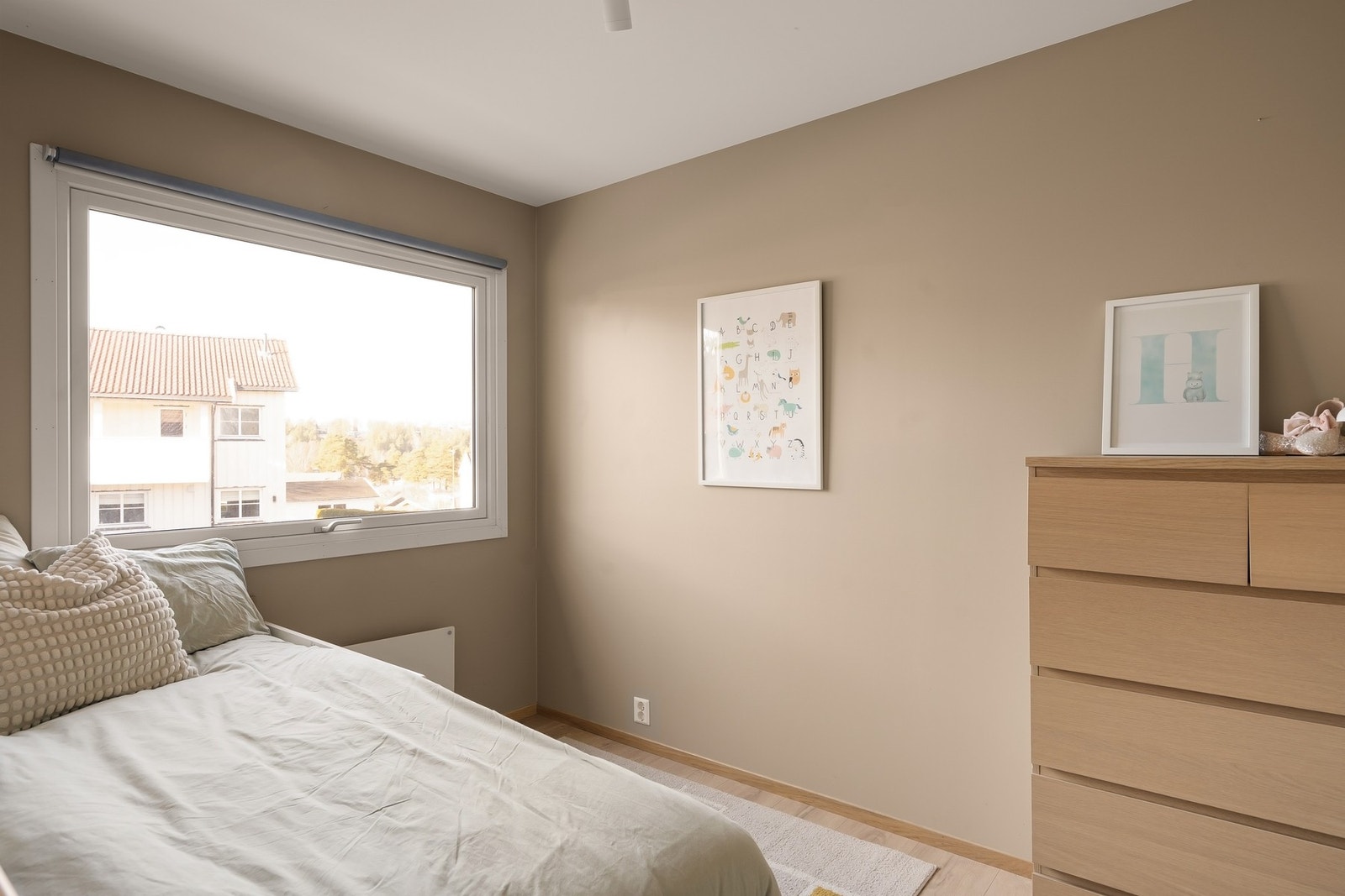 Soverom malt i en dus farge. Galleribilde