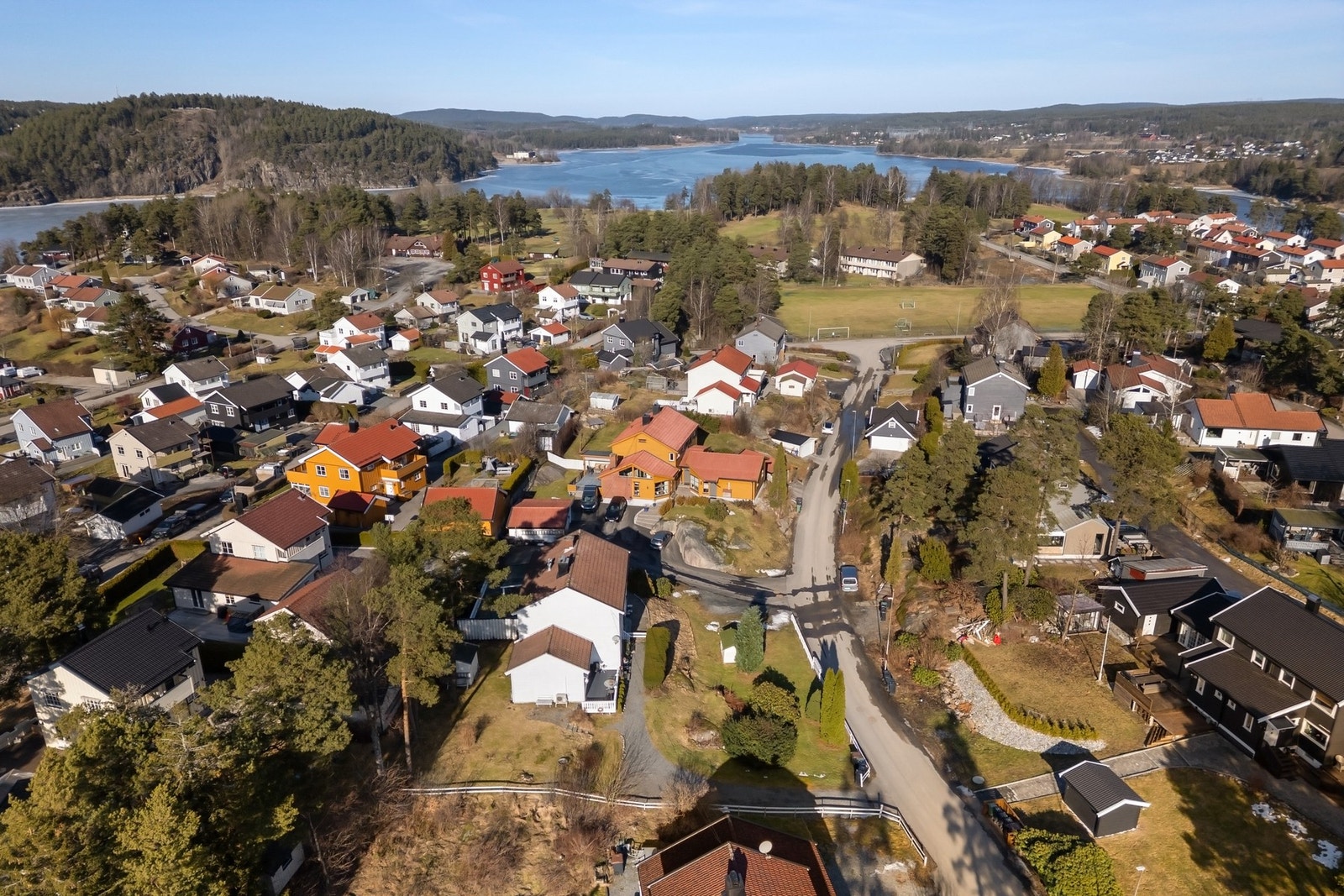 I tillegg er det gangavstand til
bussholdeplass med gode forbindelser til Sarpsborg sentrum, som ligger ca. 2,5 km unna. Galleribilde