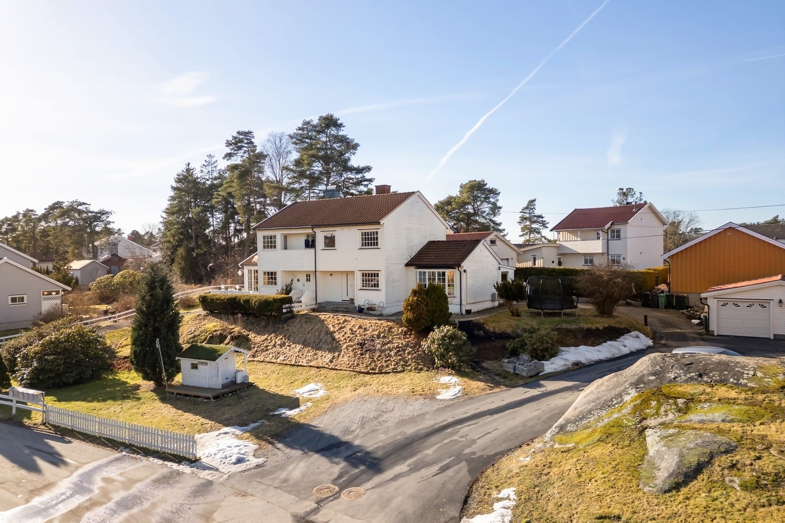 Det er kort vei til barnehage, skoler, idrettsanlegg og Borregaard Golfklubb. Galleribilde