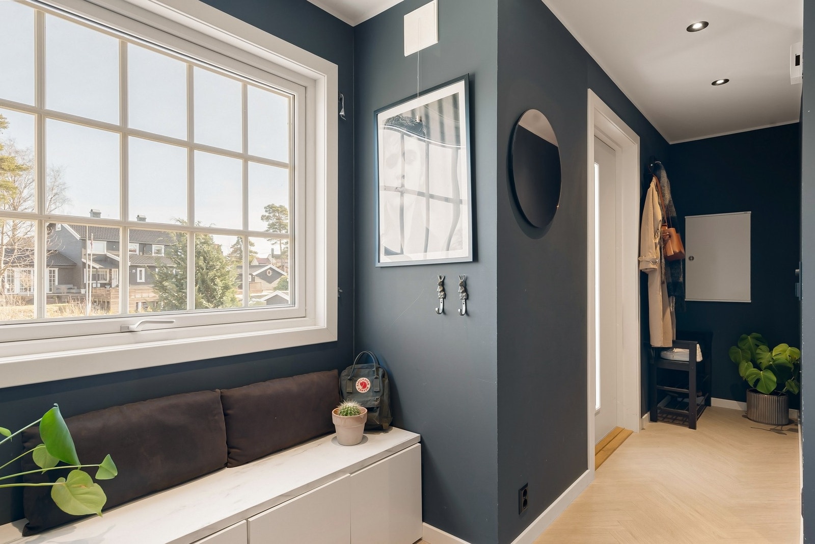 Romslig entré med plass til sko og yttertøy. Galleribilde