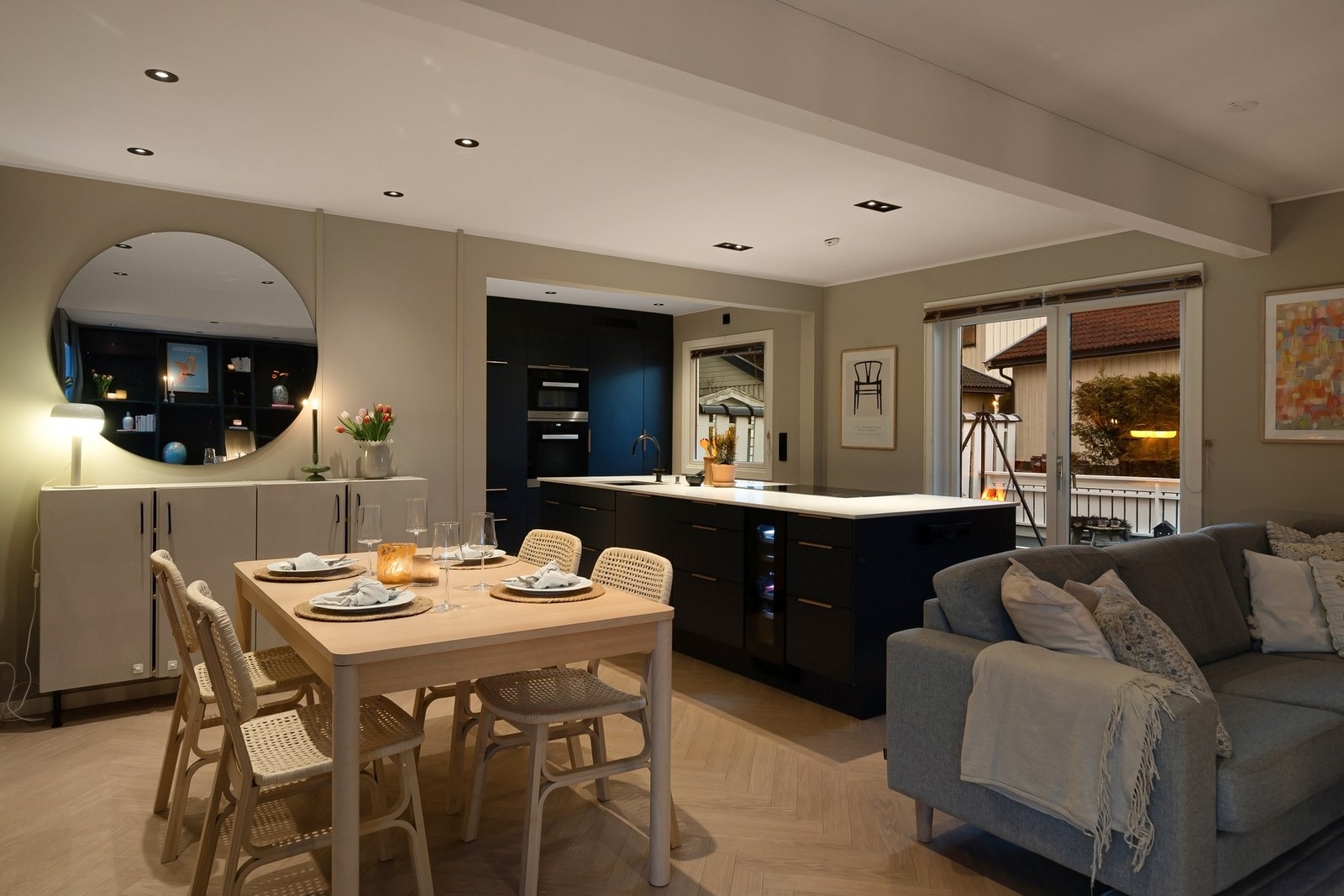 En moderne stue og kjøkken der design møter funksjon - perfekt for både matlaging og gode samtaler! Galleribilde