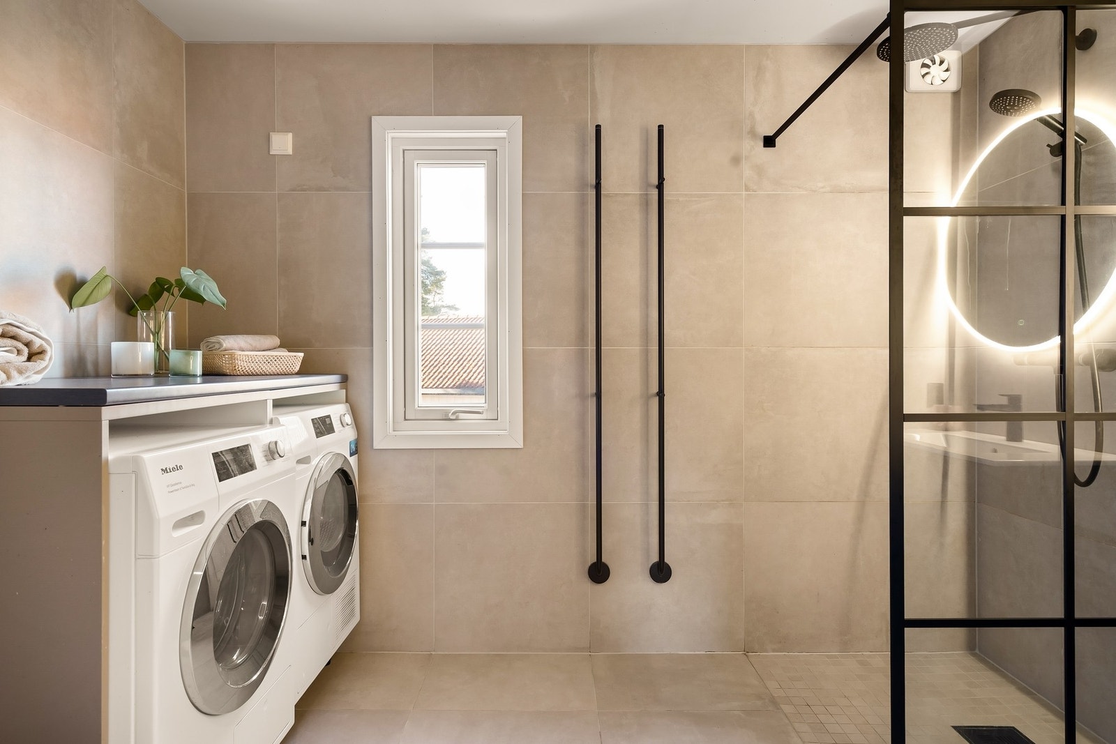 Det er også plass til tørketrommel. Gulvet har varmekabler. Galleribilde