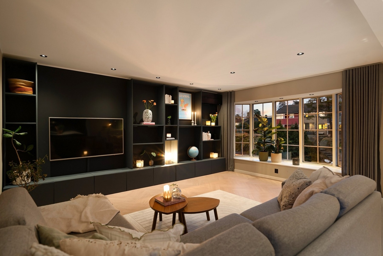 Lys og innbydende stue med lekkert fiskebensgulv, downlights i taket og slette overflater holdt i tidløse fargetoner. Galleribilde