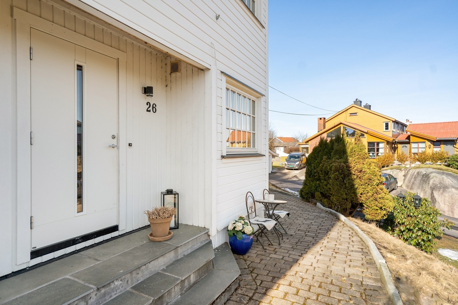 Utenfor inngangspartiet er det plass til et cafésett. Galleribilde