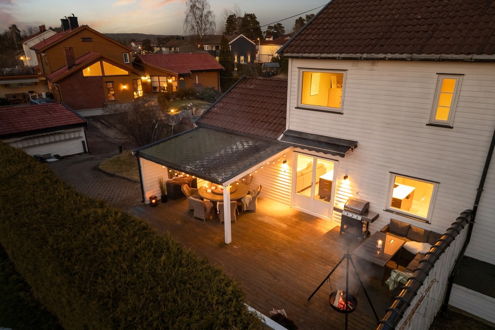 Romslig veranda hvor deler har overbygg. Galleribilde