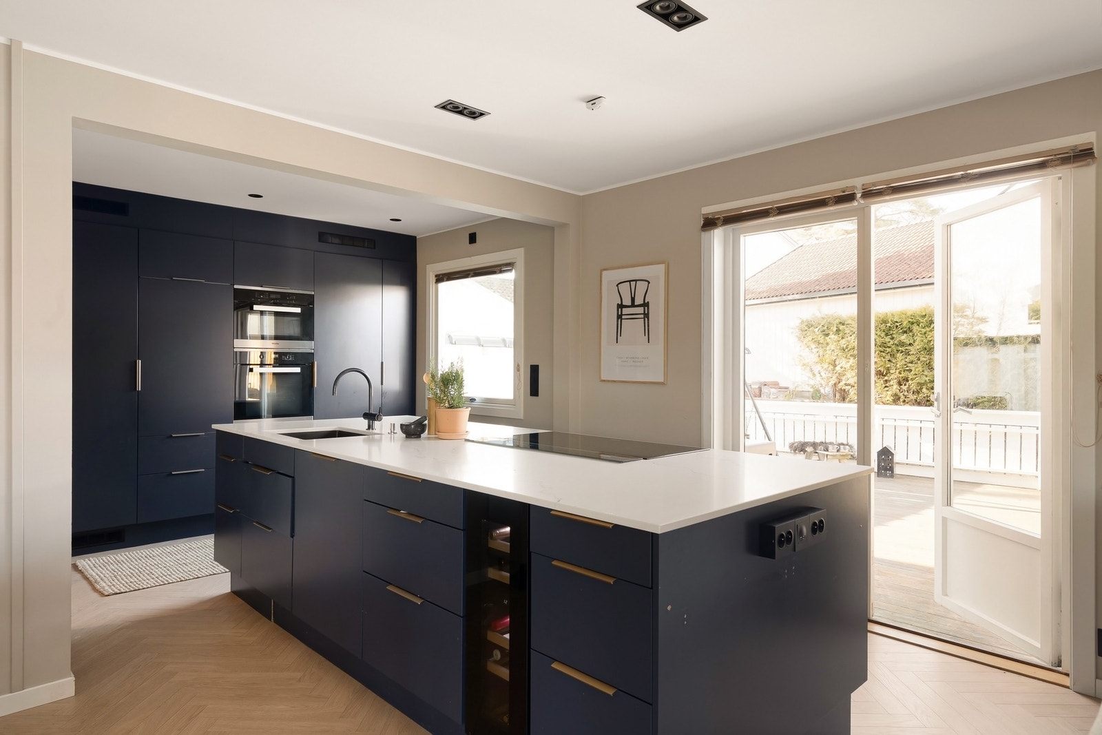 Kjøkkenet har integrerte hvitevarer slik som kjøleskap, fryseskap, oppvaskmaskin, induksjonstopp, vinskap, micro og stekeovn. Galleribilde