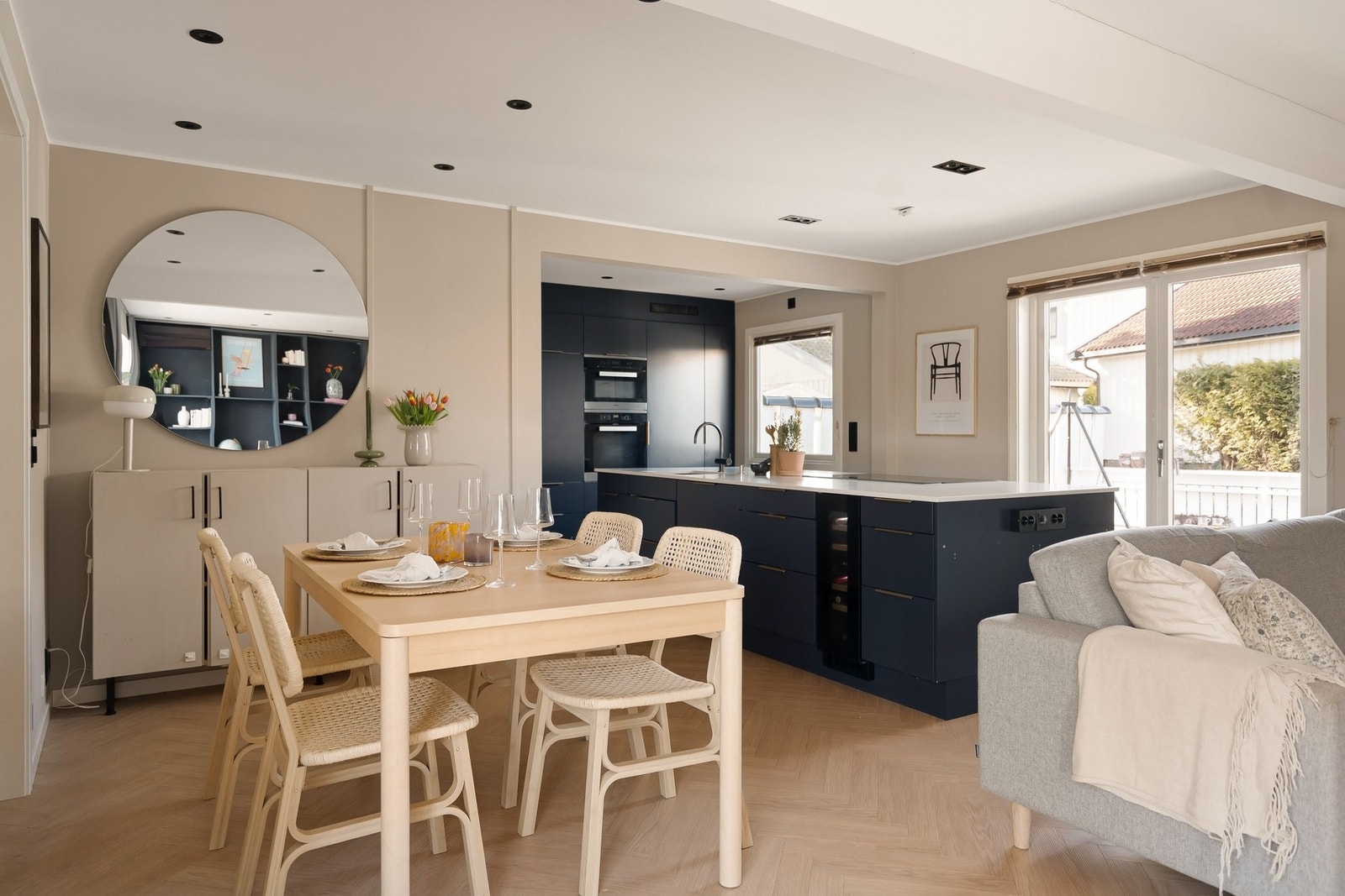 Det er åpen stue-/kjøkkenløsning. Galleribilde