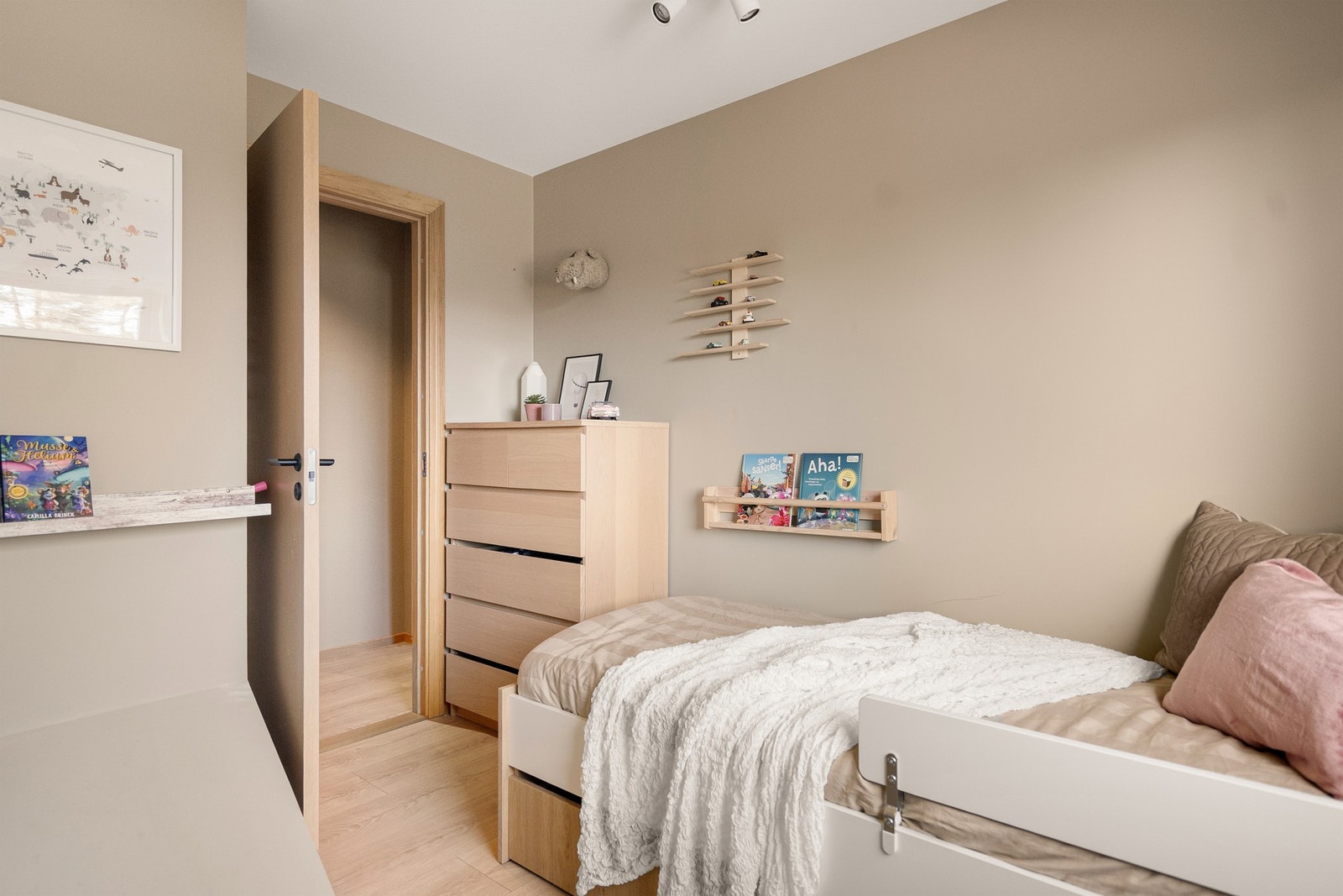 Soverom med plass til seng og kommode. Galleribilde