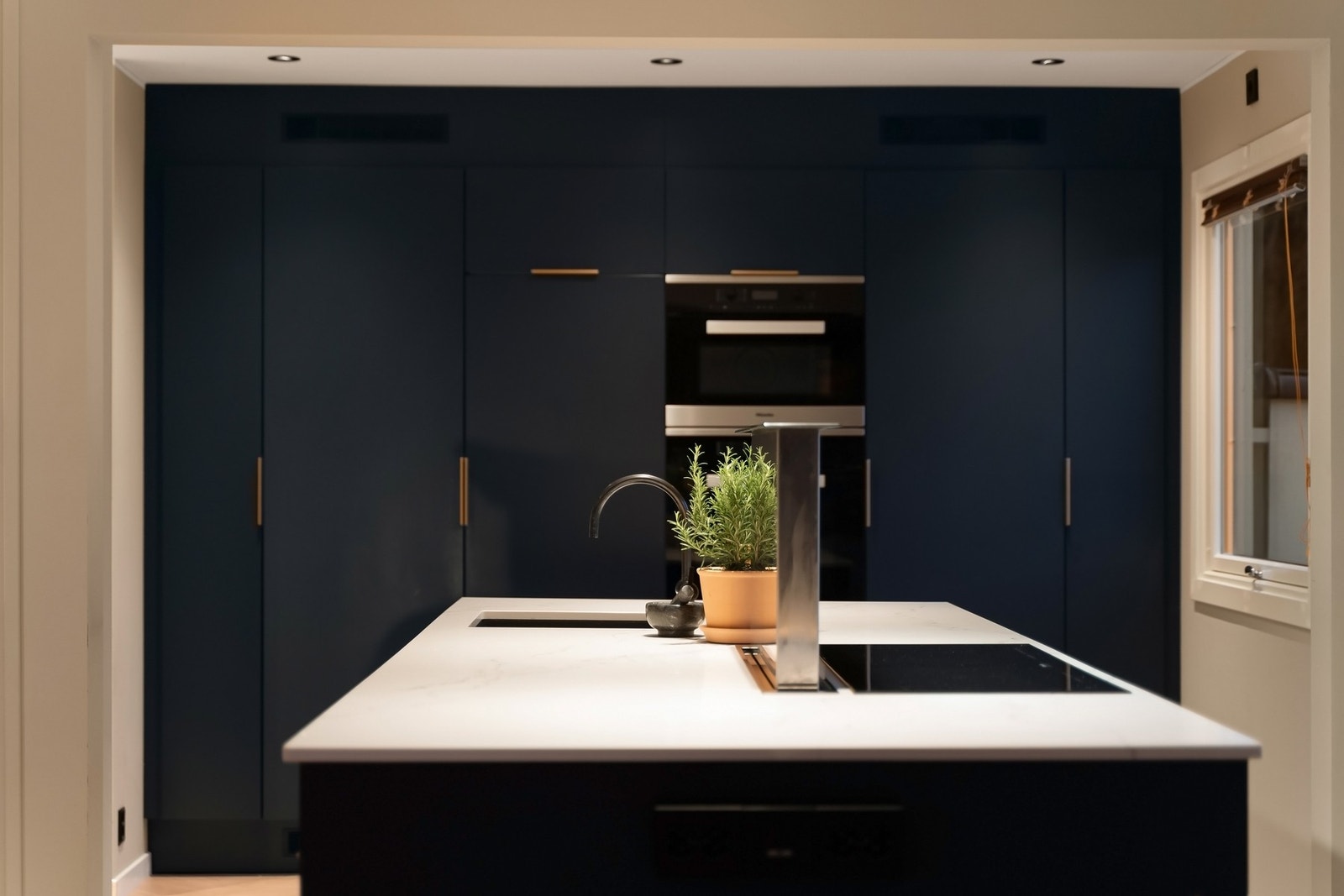 Kjøkkenet er fra HTH og er fra 2018. Galleribilde