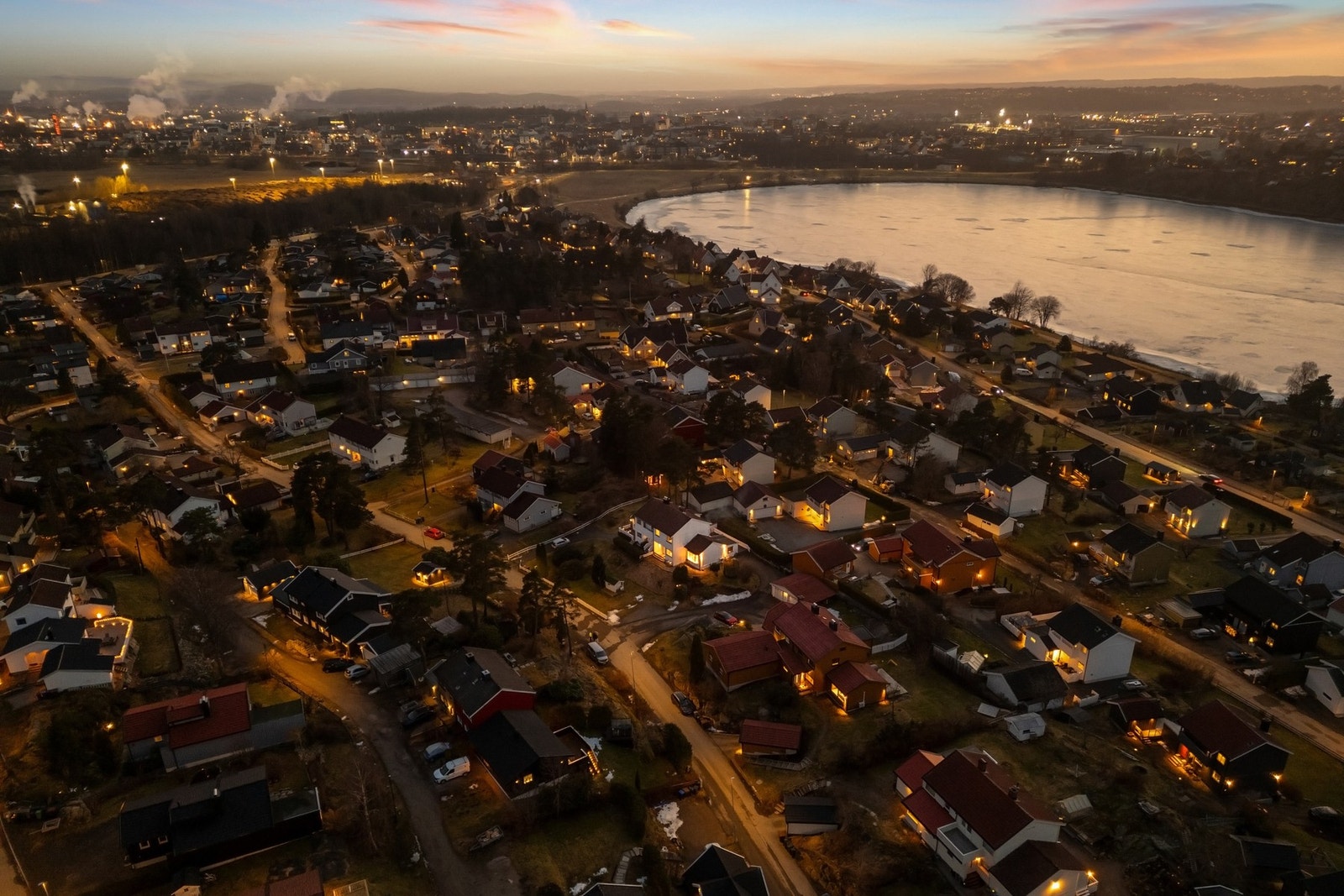 Eiendommen ligger i rolige og etablerte omgivelser på populære Opsund. Velkommen til en hyggelig visning i Grimsgaards vei 26! Galleribilde