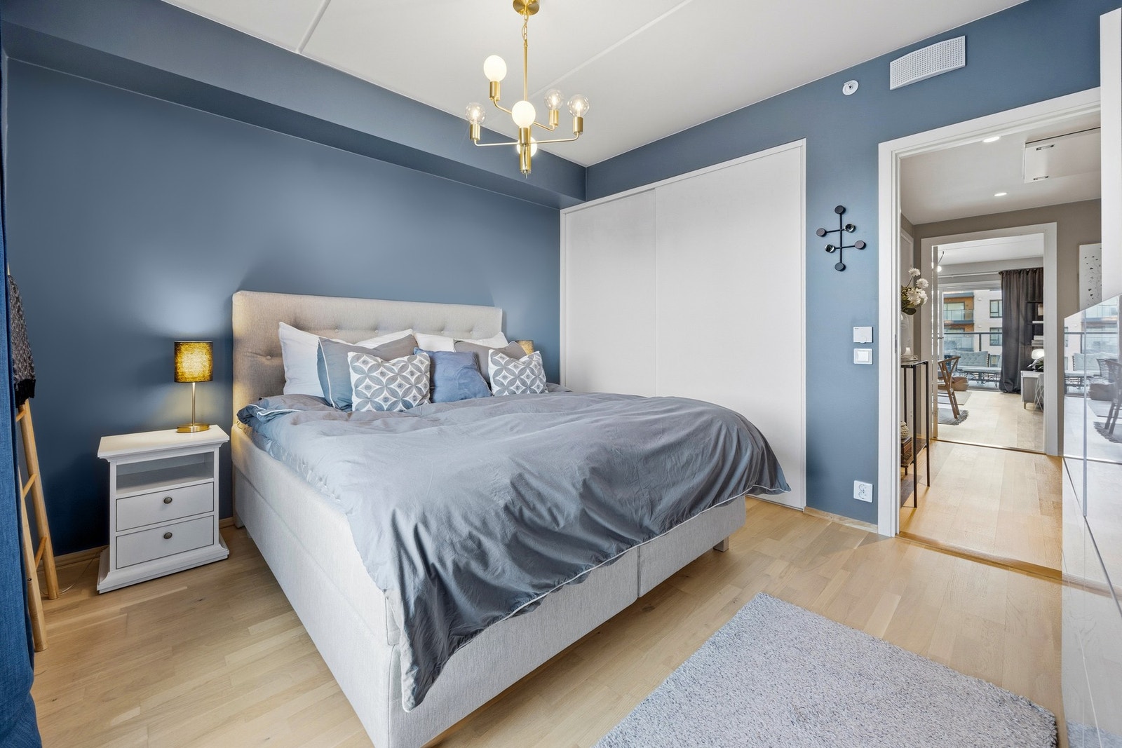 Her er det også en stilren skyvedørsgarderobe integrert i vegg. Galleribilde