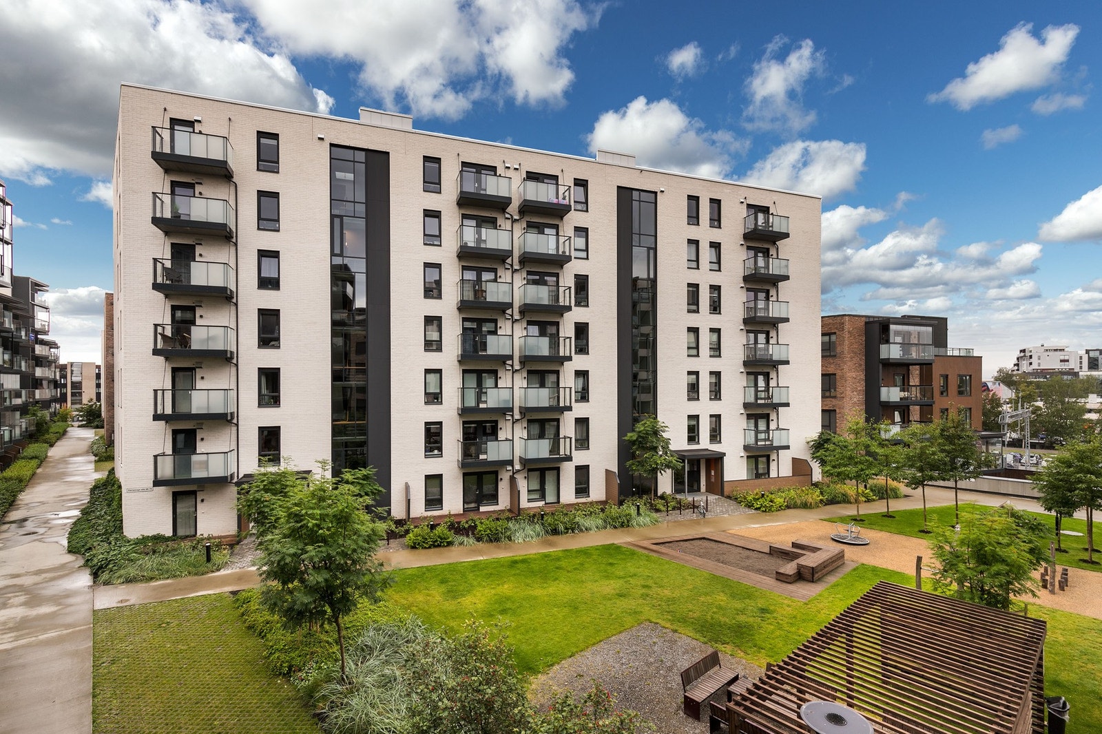 Sommerbilde av fasade. Galleribilde