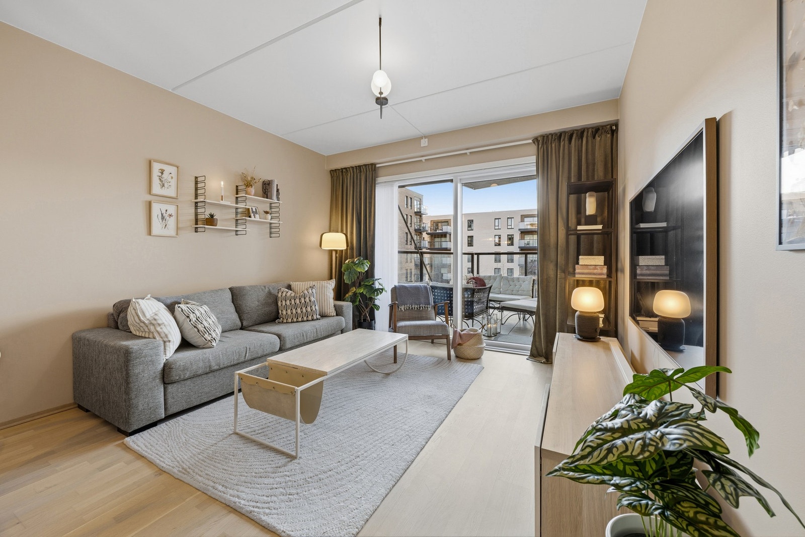 Store vindusflater slipper inn rikelig med naturlig lys, og takhøyden på ca. 2,61 meter gir en luftig romfølelse. Galleribilde