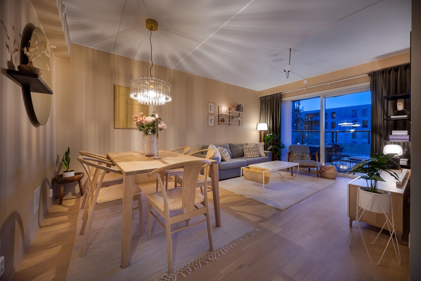 Her bor du svært sentralt med kort vei til alt av servicetilbud og fasiliteter, blant annet caféer, restauranter, kollektivtransport, butikker og Jessheim Storsenter - rett utenfor døren. Galleribilde