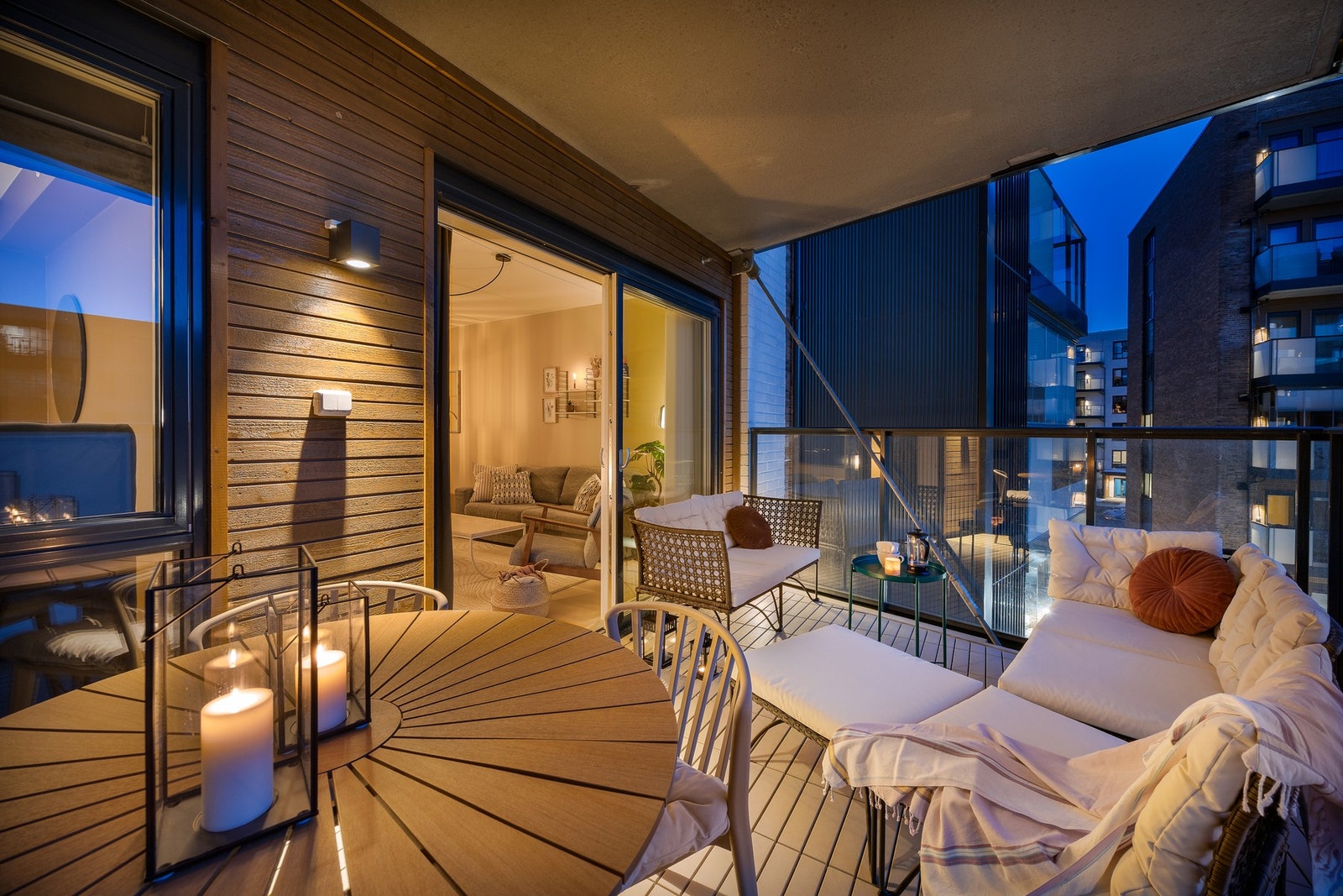 Fra stuen er det utgang til en romslig vestvendt balkong på hele 13 kvm med flott utsyn over fellesarealet i sameiet. Galleribilde