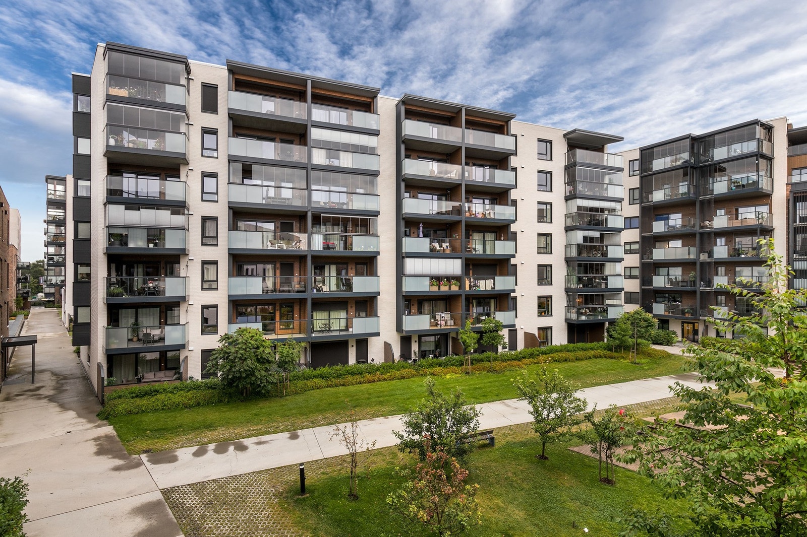 Sommerbilde av fasade - Felles eiet tomt i sameiet på 9.687 kvm. Galleribilde